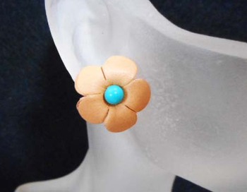 『レザーお花』のピアス　^^