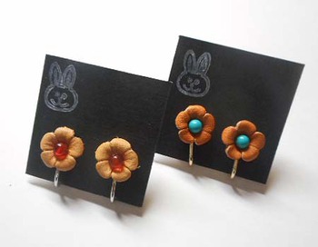 『レザーお花』のピアス　^^