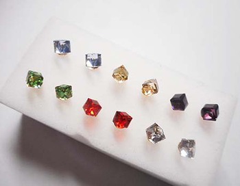 キューブ型ガラスビーズの『一粒ピアス』^^