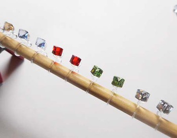 キューブ型ガラスビーズの『一粒ピアス』^^