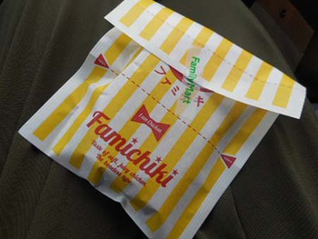 今日はスーパーフライデー　今月は『ファミチキ１ケ』 ^^