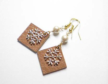 『雪の結晶チャーム』　レザーピアス
