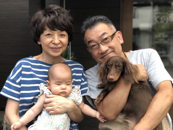 カフェくるり、店主と孫、店番と愛犬