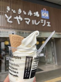 とやマルシェで塩ソフト
