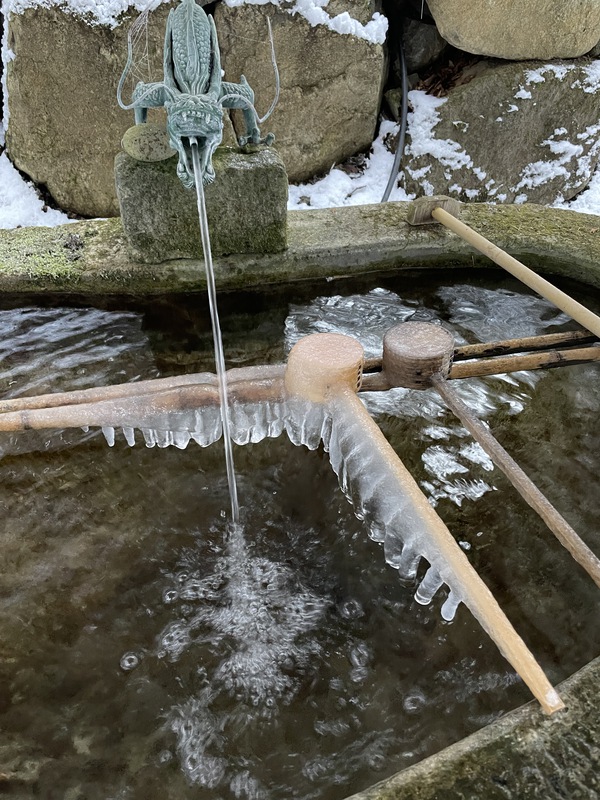 凍ってました…