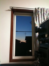 窓から見る夕日