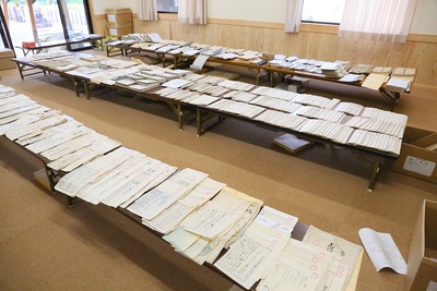 桜洞区有の古文書等の点検・管理・虫干し作業行われる