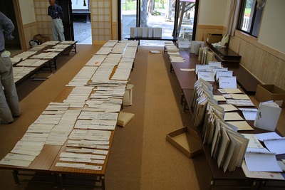 区有古文書の管理・虫干し作業が行われました