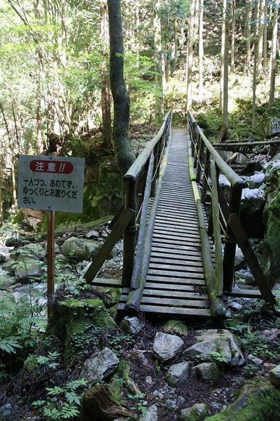 木橋に滑り止め設置