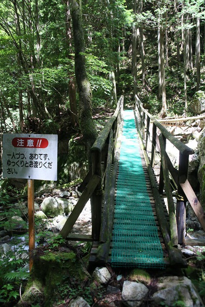 木橋に滑り止め設置