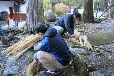 縣神社のしめ縄作り