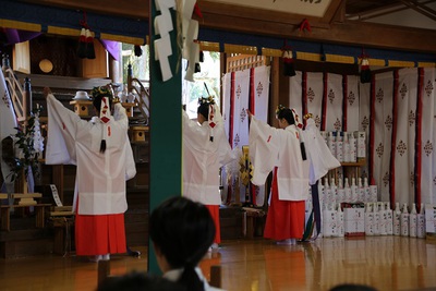 桜吹雪の下で春祭り