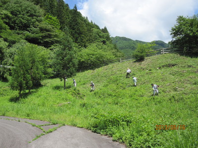 登山口の草刈り作業