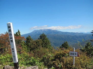 登山道の草刈りをしました