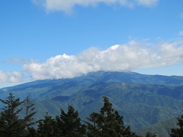 御前山登山道の草刈りをしました