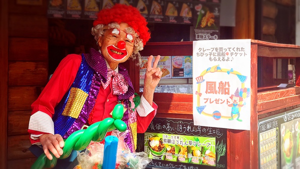 クレープご注文でガンちゃんが風船プレゼント！