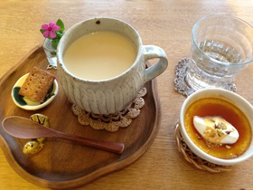 ほうじ茶チャイ と かぼちゃのプリン