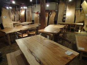 松葉屋家具店　『一枚板テーブル展』開催中