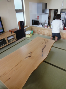 クリ一枚板のローテーブルとカウンター