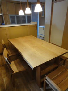 飛騨産の山桜でテーブルを作りました！！