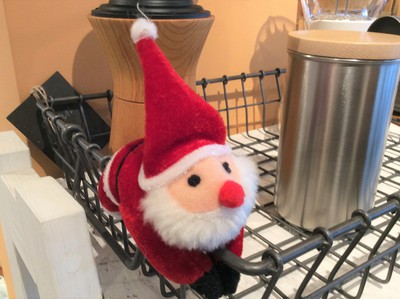 クリスマスの模様替えが続いています。