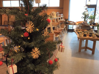 クリスマスの模様替えが続いています。