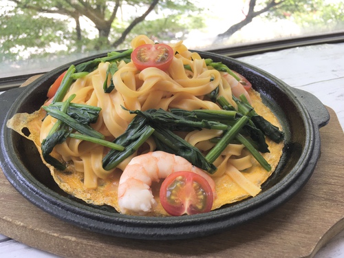 鉄板平麺クリームパスタ
