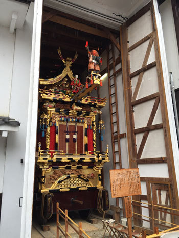 屋台蔵でからくり奉納　雨の高山祭