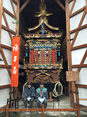 屋台蔵でからくり奉納　雨の高山祭