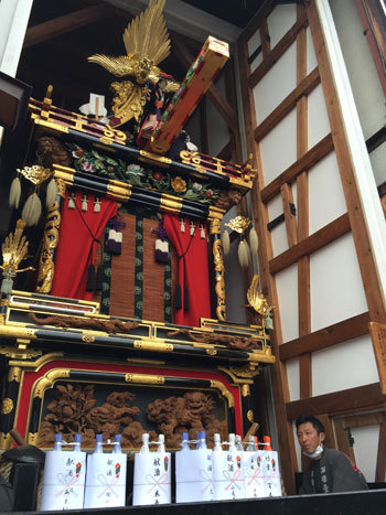屋台蔵でからくり奉納　雨の高山祭