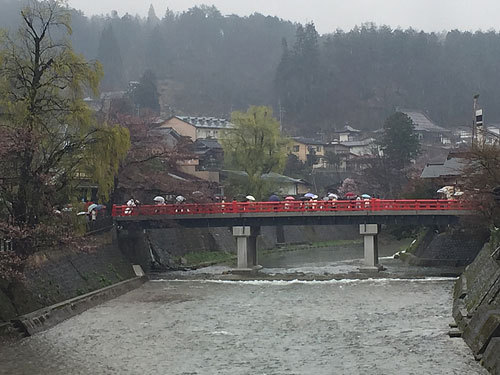 屋台蔵でからくり奉納　雨の高山祭