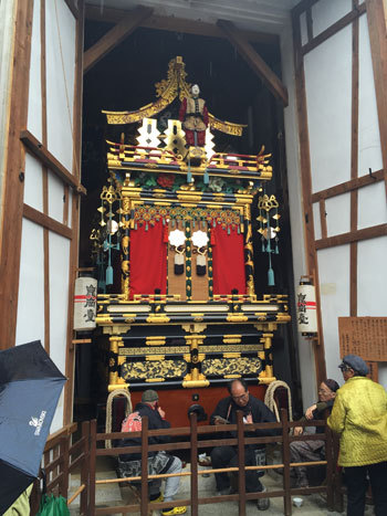 屋台蔵でからくり奉納　雨の高山祭
