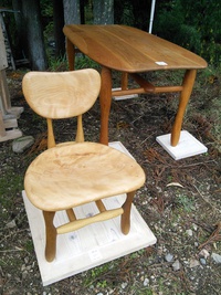 雨に滴る彫刻作品