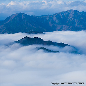 安峰山からの絶景 朝霧の町 飛騨古川をつつむ雲海 比呂池写真事務所