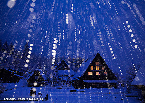 白川郷 灯る窓明りとストロボ発光雪蛍で日本昔話の世界に 比呂池写真事務所