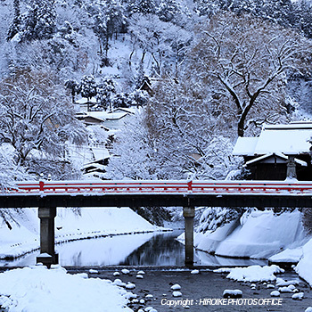 赤い欄干 雪化粧の中橋