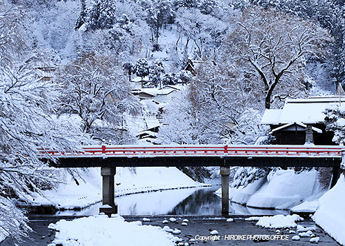赤い欄干 雪化粧の中橋