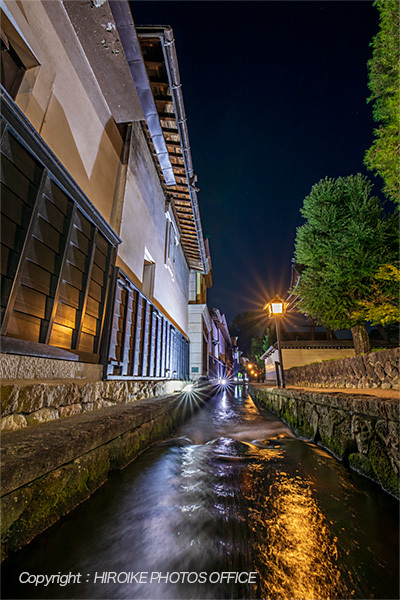 泳ぐ鯉のぼり 目線で撮影した 瀬戸川白壁土蔵街 ライトアップ 比呂池写真事務所