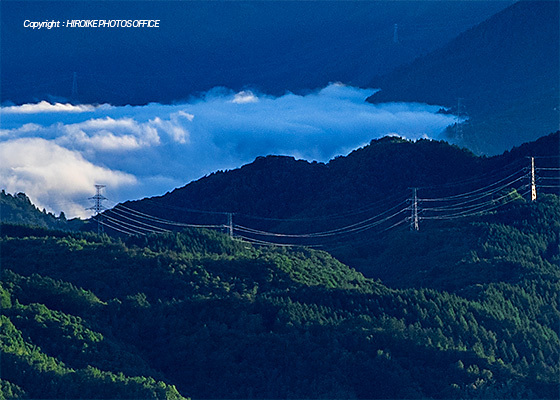 送電線と雲海
