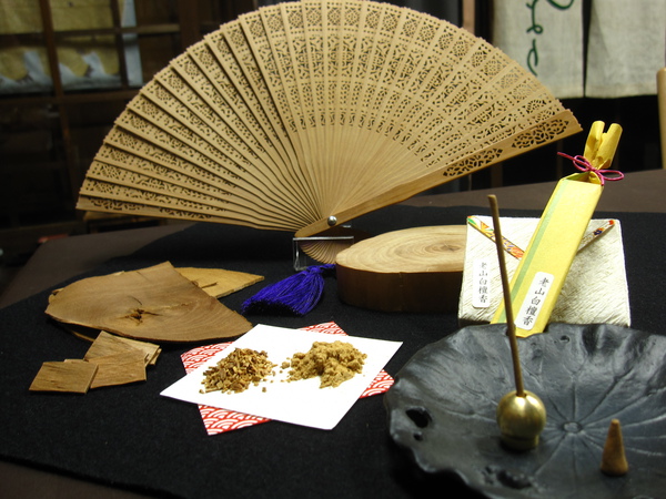 ハンドメイドの白檀線香です。