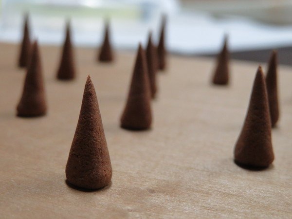 チョコ菓子にみえる？、手作り円錐香です。