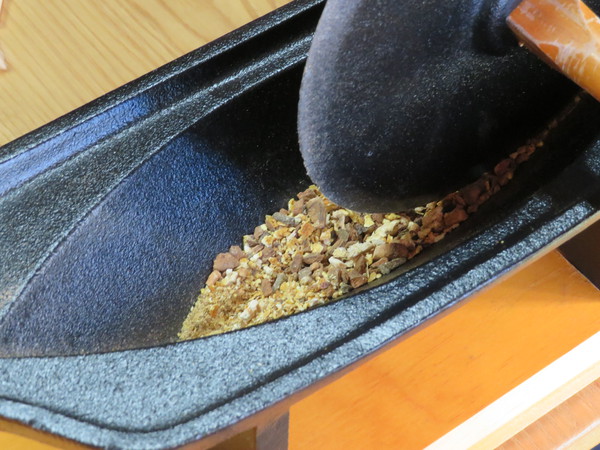 薬研でゴリゴリ。お屠蘇散作り講座開催しました。