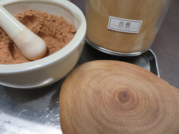 お線香は本物の白檀贅沢に使って、手作りします。
