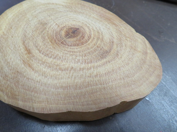 お線香は本物の白檀贅沢に使って、手作りします。