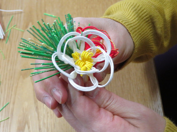 小さなものから大きなものまで。水引の正月飾り作り開催中。