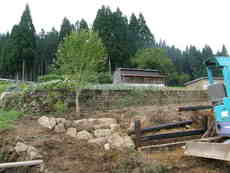 庭造り(小屋の柱を利用)