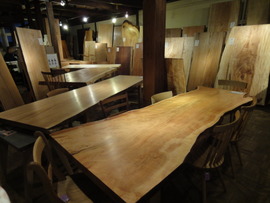 松葉屋家具店　一枚板テーブル展　最終日