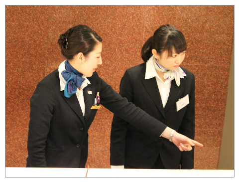 仲居のﾌﾛﾝﾄ研修　初日　ホテルで働く人達