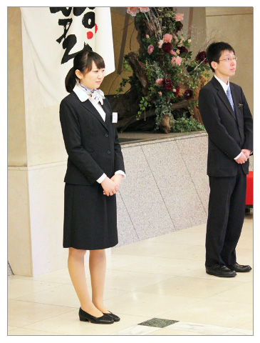 仲居のﾌﾛﾝﾄ研修　初日　ホテルで働く人達
