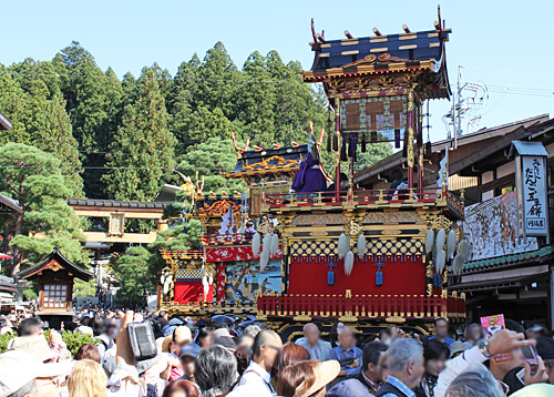 屋台曳き揃え　～秋の高山祭～